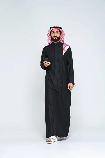 在演播室里穿着传统索迪服装的英俊的阿拉伯阿拉伯人 阿拉伯穆斯林成年商人 身穿灰色背景的华而不实的肖像 — 图库照片