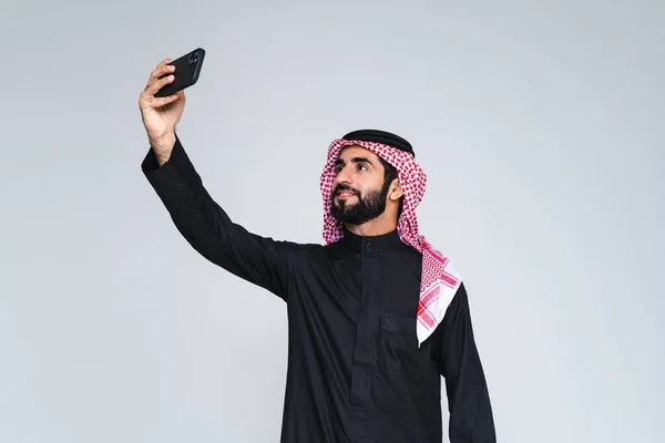 스튜디오에서 전통적인 사우디 의류와 잘생긴 사우디 아라비아 이슬람 사업가 배경에 — 스톡 사진