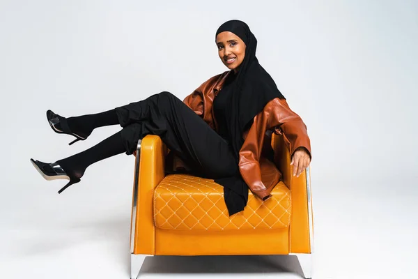 Vacker Arabiska Mellanöstern Kvinna Med Traditionell Abaya Klänning Studio Svart — Stockfoto