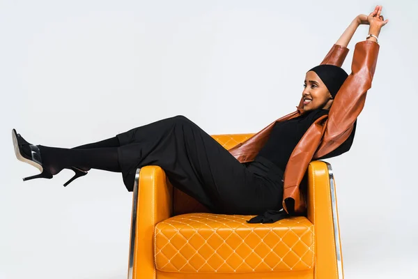 Vacker Arabiska Mellanöstern Kvinna Med Traditionell Abaya Klänning Studio Svart — Stockfoto