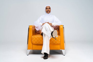 Stüdyoda geleneksel abaya elbisesiyle güzel bir Arap orta doğulu kadın siyah Afrikalı Müslüman yetişkin kadın Dubai, Birleşik Arap Emirlikleri 'nde şık ve şık bir elbise portresi giyiyor.