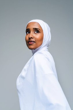 Stüdyoda geleneksel abaya elbisesiyle güzel bir Arap orta doğulu kadın siyah Afrikalı Müslüman yetişkin kadın Dubai, Birleşik Arap Emirlikleri 'nde şık ve şık bir elbise portresi giyiyor.