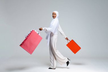 Stüdyoda geleneksel abaya elbisesiyle güzel bir Arap orta doğulu kadın siyah Afrikalı Müslüman yetişkin kadın Dubai, Birleşik Arap Emirlikleri 'nde şık ve şık bir elbise portresi giyiyor.