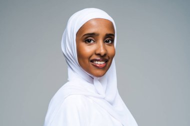 Stüdyoda geleneksel abaya elbisesiyle güzel bir Arap orta doğulu kadın siyah Afrikalı Müslüman yetişkin kadın Dubai, Birleşik Arap Emirlikleri 'nde şık ve şık bir elbise portresi giyiyor.