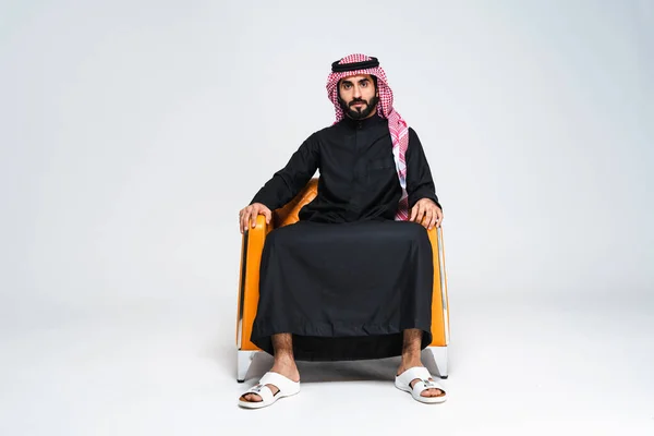 스튜디오에서 전통적인 사우디 잘생긴 무슬림 사업가 배경에 초상화를 — 스톡 사진