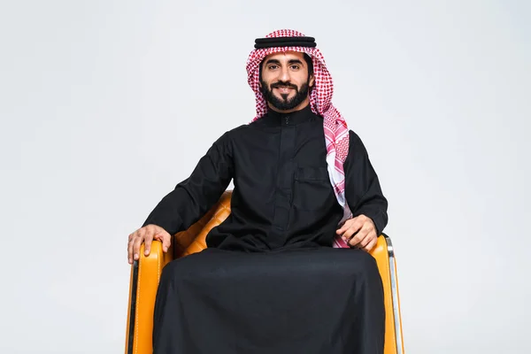 Knappe Arabische Midden Oosterse Man Met Traditionele Saoedi Kleding Studio — Stockfoto