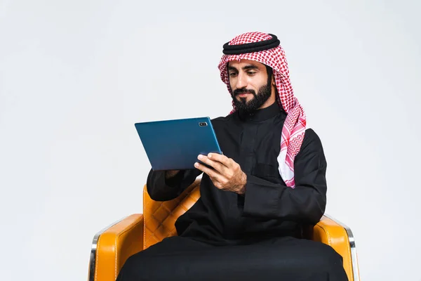 Stüdyoda Geleneksel Suudi Kıyafetleriyle Yakışıklı Bir Arap Orta Doğulu Adam — Stok fotoğraf