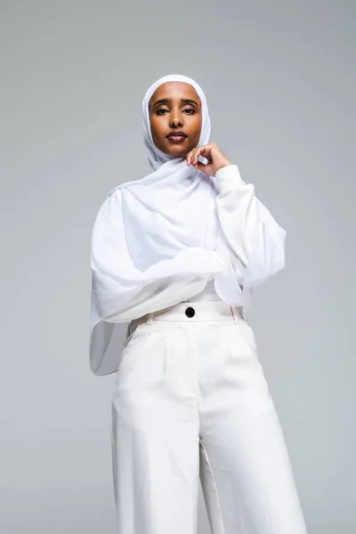Mooie Arabische Vrouw Uit Het Midden Oosten Met Traditionele Abaya — Stockfoto
