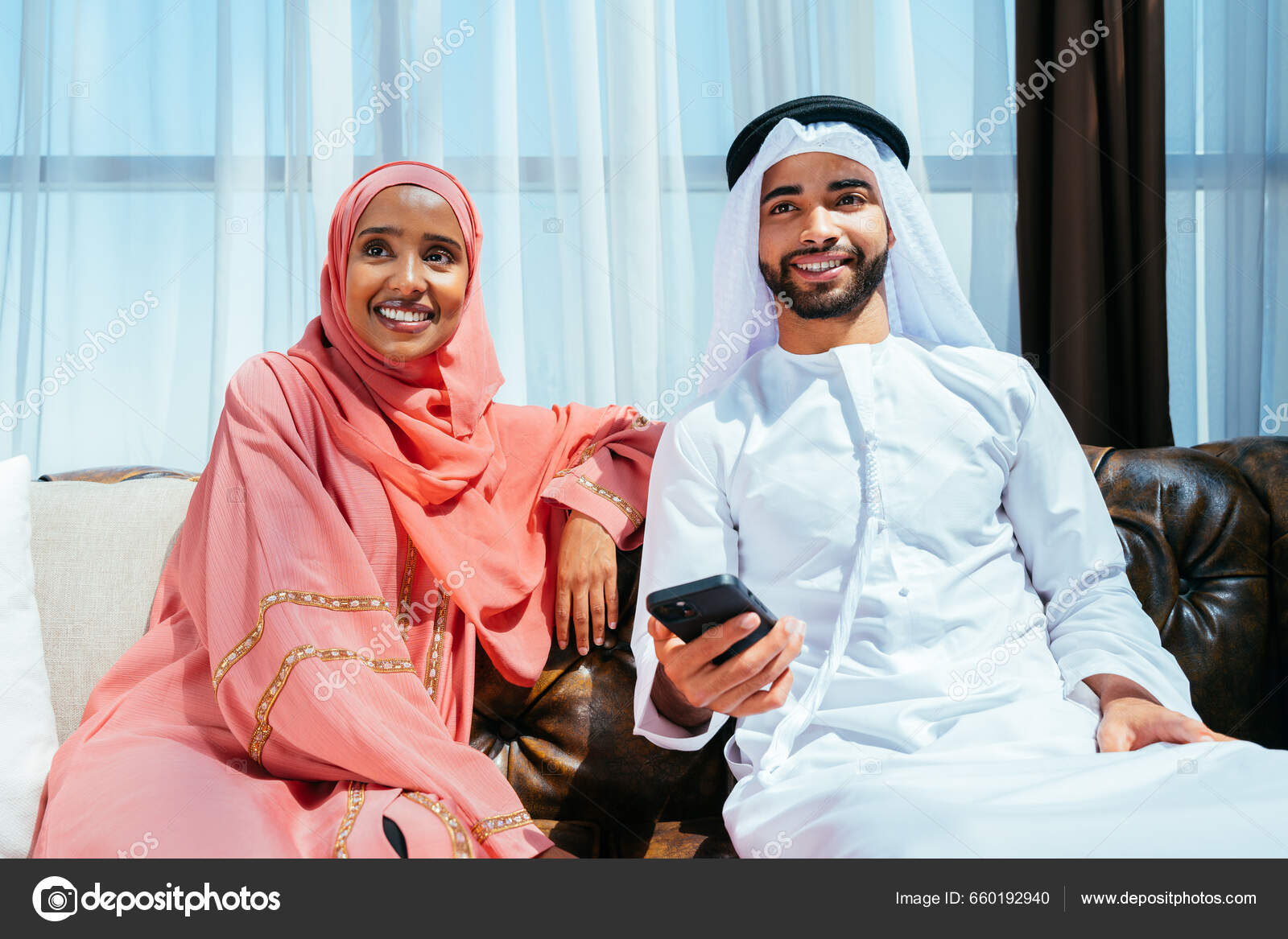 Ευτυχισμένο Ζευγάρι Της Μέσης Ανατολής Φορώντας Παραδοσιακά Αραβικά Ρούχα  Στο — Φωτογραφία Αρχείου © oneinchpunch #660192940