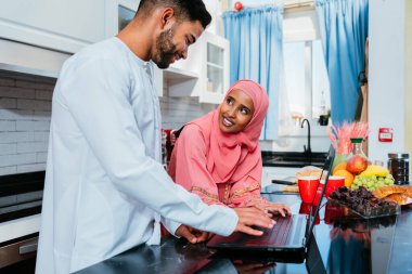 Geleneksel Arap kıyafetleri içinde mutlu bir orta doğu çifti - evli Arap karı-koca evde birbirine bağlanıyor, ilişki kavramları, ev hayatı ve emirati yaşam tarzı