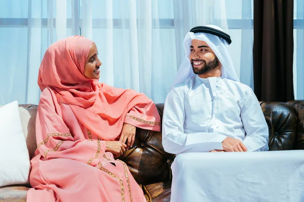 Gelukkig Middenoosters Echtpaar Draagt Traditionele Arabische Kleding Thuis Getrouwde Arabische — Stockfoto