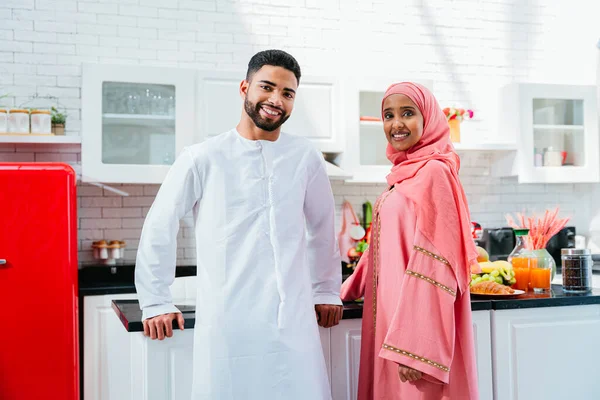 Счастливая Ближневосточная Пара Традиционной Арабской Одежде Дома Женатый Арабский Муж — стоковое фото