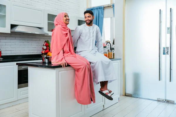 Счастливая Ближневосточная Пара Традиционной Арабской Одежде Дома Женатый Арабский Муж — стоковое фото