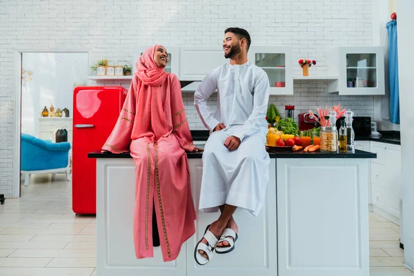 Gelukkig Middenoosters Echtpaar Draagt Traditionele Arabische Kleding Thuis Getrouwde Arabische — Stockfoto
