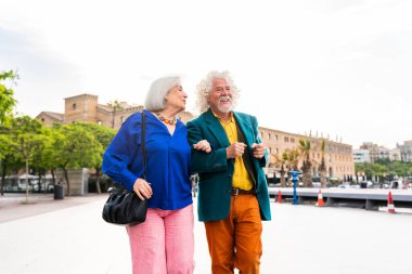Açık havada flört eden yaşlı bir çift evli yaşlı adam ve aşık bir kadın birlikte vakit geçiriyorlar büyük anne ve büyük baba şehirde gezinirken eğleniyorlar.