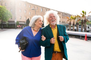 Açık havada flört eden yaşlı bir çift evli yaşlı adam ve aşık bir kadın birlikte vakit geçiriyorlar büyük anne ve büyük baba şehirde gezinirken eğleniyorlar.