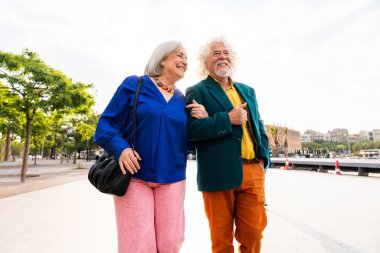 Açık havada flört eden yaşlı bir çift evli yaşlı adam ve aşık bir kadın birlikte vakit geçiriyorlar büyük anne ve büyük baba şehirde gezinirken eğleniyorlar.