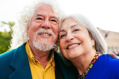 Açık havada flört eden yaşlı bir çift evli yaşlı adam ve aşık bir kadın birlikte vakit geçiriyorlar büyük anne ve büyük baba şehirde gezinirken eğleniyorlar.