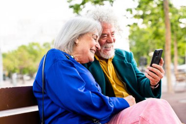 Açık havada flört eden yaşlı bir çift evli yaşlı adam ve aşık bir kadın birlikte vakit geçiriyorlar büyük anne ve büyük baba şehirde gezinirken eğleniyorlar.