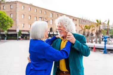 Açık havada flört eden yaşlı bir çift evli yaşlı adam ve aşık bir kadın birlikte vakit geçiriyorlar büyük anne ve büyük baba şehirde gezinirken eğleniyorlar.
