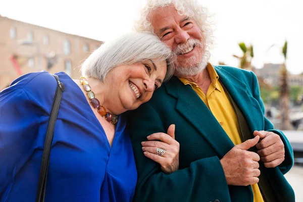老两口在户外约会 已婚老年男女谈恋爱 祖父母在城里散步很开心 — 图库照片