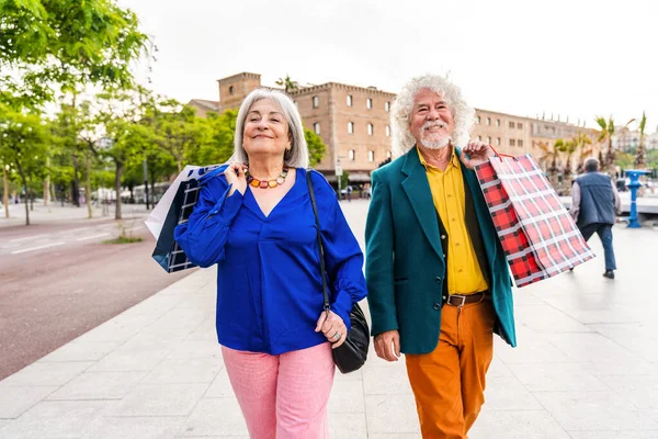屋外でデートする高齢者のシニアカップル 一緒に時間を過ごす恋に既婚男性と女性 都市で散歩を楽しんでいる祖父母 — ストック写真