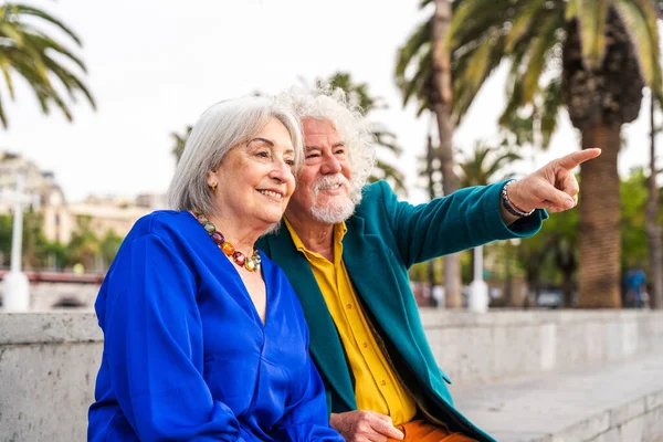 屋外でデートする高齢者のシニアカップル 一緒に時間を過ごす恋に既婚男性と女性 都市で散歩を楽しんでいる祖父母 — ストック写真