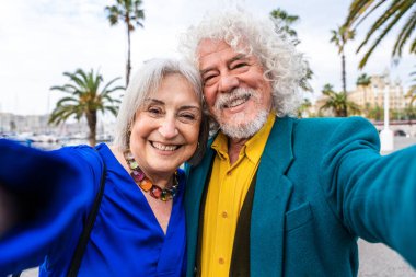 Açık havada flört eden yaşlı bir çift evli yaşlı adam ve aşık bir kadın birlikte vakit geçiriyorlar büyük anne ve büyük baba şehirde gezinirken eğleniyorlar.