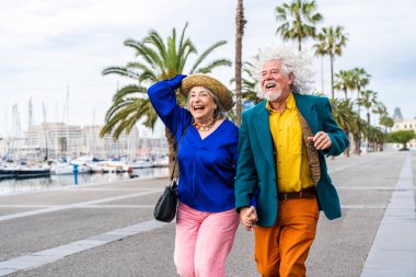 Açık havada flört eden yaşlı bir çift evli yaşlı adam ve aşık bir kadın birlikte vakit geçiriyorlar büyük anne ve büyük baba şehirde gezinirken eğleniyorlar.