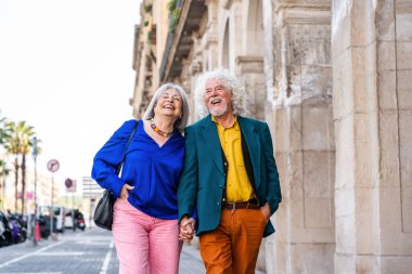 Açık havada flört eden yaşlı bir çift evli yaşlı adam ve aşık bir kadın birlikte vakit geçiriyorlar büyük anne ve büyük baba şehirde gezinirken eğleniyorlar.