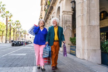 Açık havada flört eden yaşlı bir çift evli yaşlı adam ve aşık bir kadın birlikte vakit geçiriyorlar büyük anne ve büyük baba şehirde gezinirken eğleniyorlar.