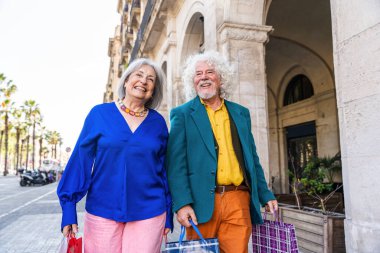 Açık havada flört eden yaşlı bir çift evli yaşlı adam ve aşık bir kadın birlikte vakit geçiriyorlar büyük anne ve büyük baba şehirde gezinirken eğleniyorlar.