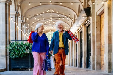 Açık havada flört eden yaşlı bir çift evli yaşlı adam ve aşık bir kadın birlikte vakit geçiriyorlar büyük anne ve büyük baba şehirde gezinirken eğleniyorlar.
