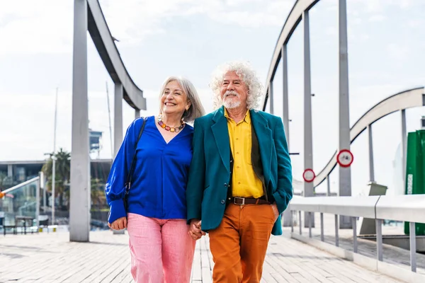 老两口在户外约会 已婚老年男女谈恋爱 祖父母在城里散步很开心 — 图库照片