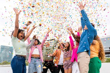 Açık havada kaynaşan neşeli çoklu etnik kökenli genç arkadaş grubu - çok ırklı öğrenciler şehirde buluşuyor, gençlik kavramları, insan yaşam tarzı, çeşitlilik, gençlik ve şehir hayatı