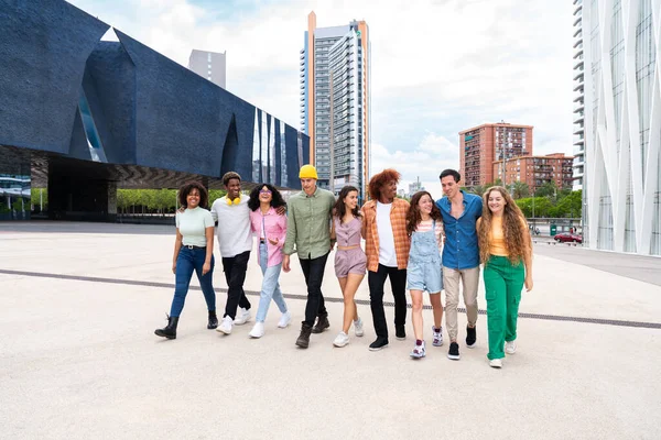 Glad Lekfull Multietnisk Grupp Unga Vänner Förenas Utomhus Multiracial Millennials — Stockfoto