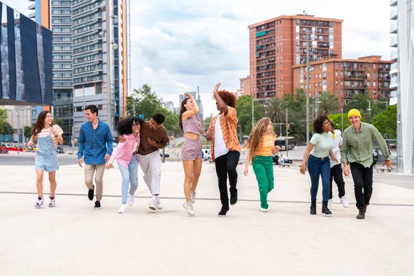 Счастливая Веселая Многоэтническая Группа Молодых Друзей Объединяющихся Улице Студенты Миллениалы — стоковое фото