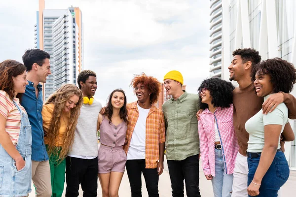 Veselá Multietnická Skupina Mladých Přátel Kteří Sbližují Venku Multiracial Millennials — Stock fotografie