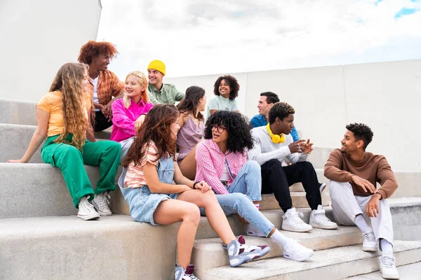 快乐有趣的多种族青年朋友团体在户外结合 多种族千年学生在城市聚会 年轻人的概念 人们的生活方式 多样性 青少年和城市生活 — 图库照片