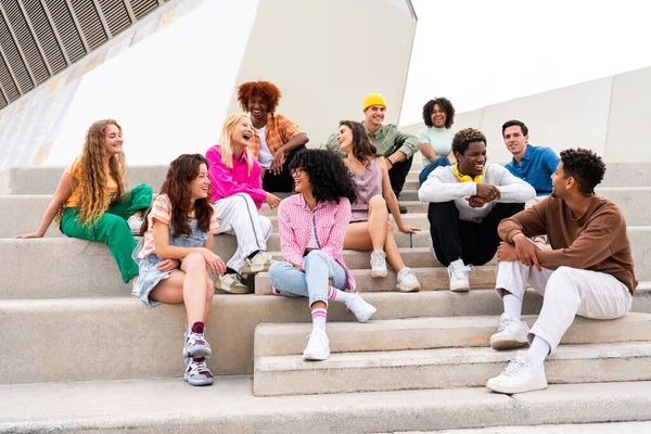 Feliz Grupo Multiétnico Brincalhão Jovens Amigos Que Unem Livre Millennials — Fotografia de Stock