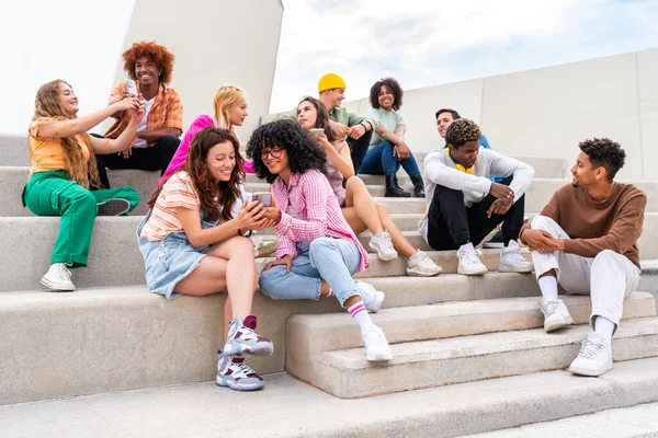 快乐有趣的多种族青年朋友团体在户外结合 多种族千年学生在城市聚会 年轻人的概念 人们的生活方式 多样性 青少年和城市生活 — 图库照片