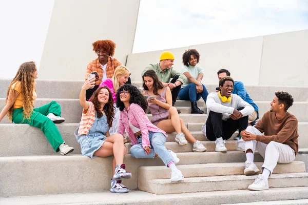 Feliz Grupo Multiétnico Brincalhão Jovens Amigos Que Unem Livre Millennials — Fotografia de Stock