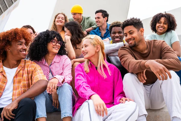 Veselá Multietnická Skupina Mladých Přátel Kteří Sbližují Venku Multiracial Millennials — Stock fotografie