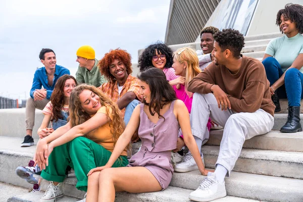アウトドアを結ぶ若い友人の幸せな遊び心のある多民族グループ 都市で会う多民族ミレニアル世代の学生 若者の概念 人々のライフスタイル 多様性 都市生活 — ストック写真