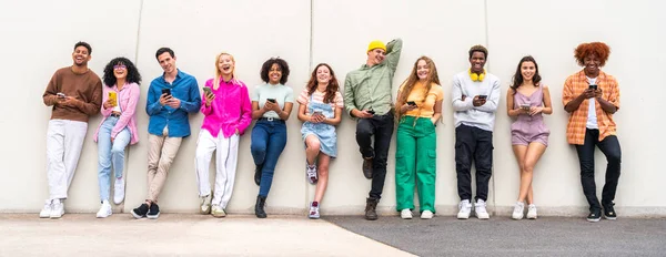 Щаслива Грайлива Багатоетнічна Група Молодих Друзів Язуються Відкритому Повітрі Багаторасові — стокове фото