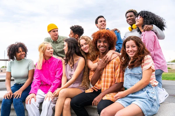 Щаслива Грайлива Багатоетнічна Група Молодих Друзів Язуються Відкритому Повітрі Багаторасові — стокове фото