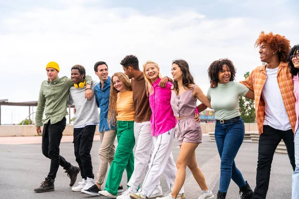 Fröhliche Spielerische Multiethnische Gruppe Junger Freunde Die Sich Freien Verbinden — Stockfoto