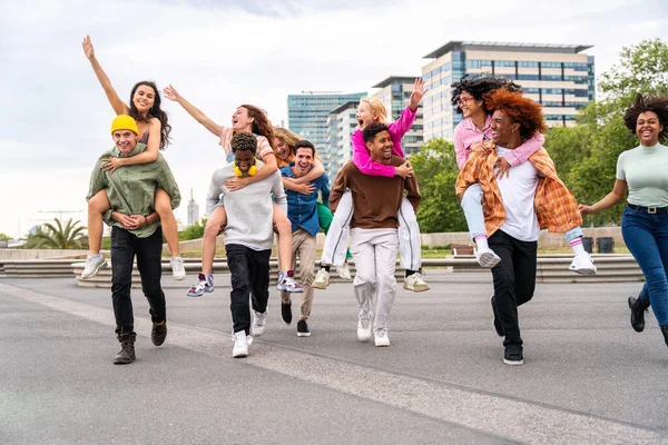 Felice Giocoso Gruppo Multietnico Giovani Amici Legare All Aperto Multirazziale — Foto Stock