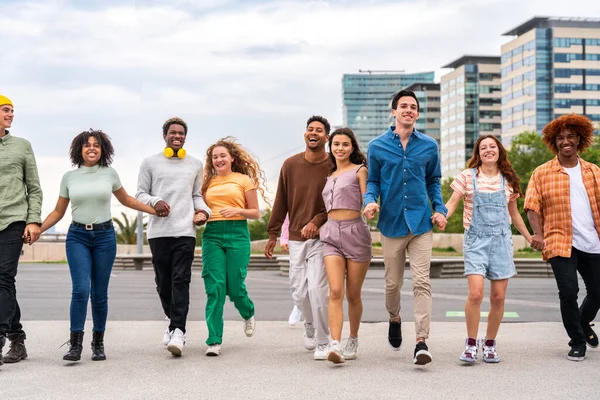 Glad Lekfull Multietnisk Grupp Unga Vänner Förenas Utomhus Multiracial Millennials — Stockfoto