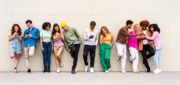 Fröhliche Spielerische Multiethnische Gruppe Junger Freunde Die Sich Freien Verbinden — Stockfoto